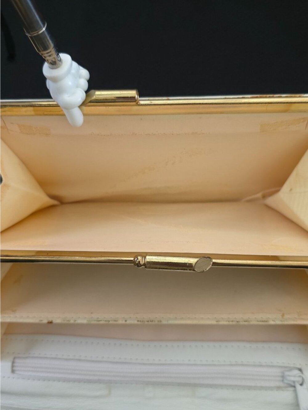 Vintage Chanel White Caviar Leather Bifold Clutch Wallet CC Logo - Picture 6 of 11